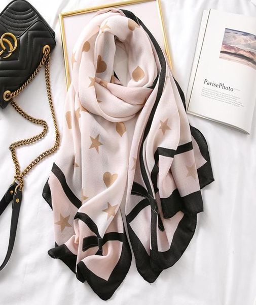 Lenços estilos de estilos de designer cardíaco feminino xale roubar lenço rosa grande hijab scarvs para senhoras primavera no verão wrap band de cabeça de cabeça F7930255