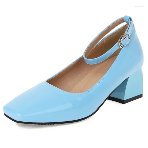 Отсуть обувь элегантные женские низкие каблуки 2024 Спринг -ремни Пешеры синие красные обнаженные каблуки Свадьба Женщины Большой размер