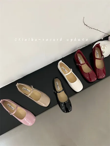 Sapatos casuais Marca de fundo plana Mary Jane French Retro francês uma linha fivela vermelha Patente Couro Ballet Trend