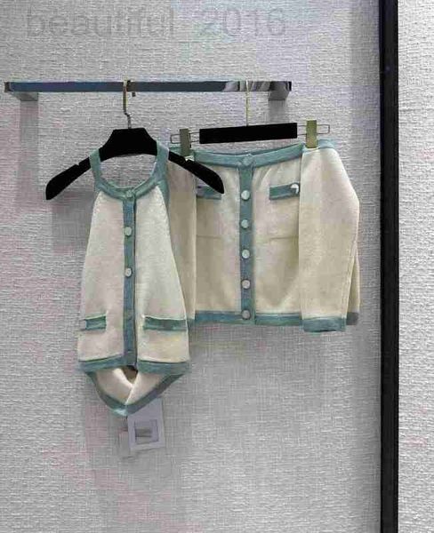 Zweiteiliger Kleidungsdesigner Shenzhen 23 Französisch/Sommer Französischer Stil Duftender Windhängung Hals Offener Rücken Stricker Strickweste A-Line-Halbrock+Ärmel für Frauen CGS8