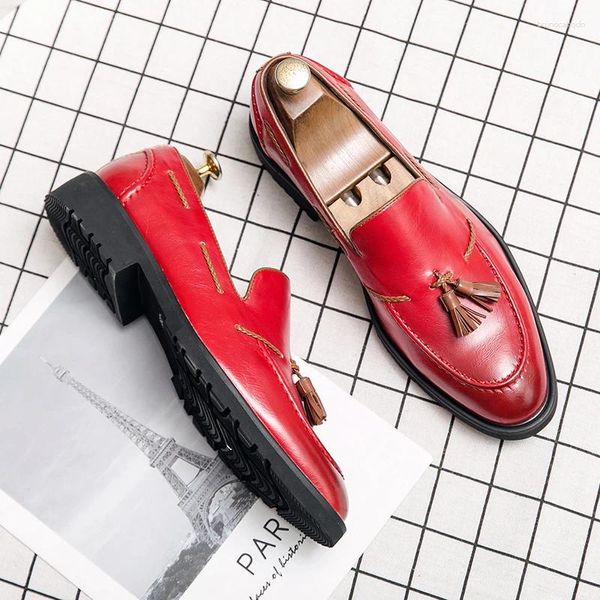 Freizeitschuhe Frühling Italienische Marke handgefertigtes Britenstil -Herren -Slipper Red Quasten Kleider Hochzeitsfeier für Mann