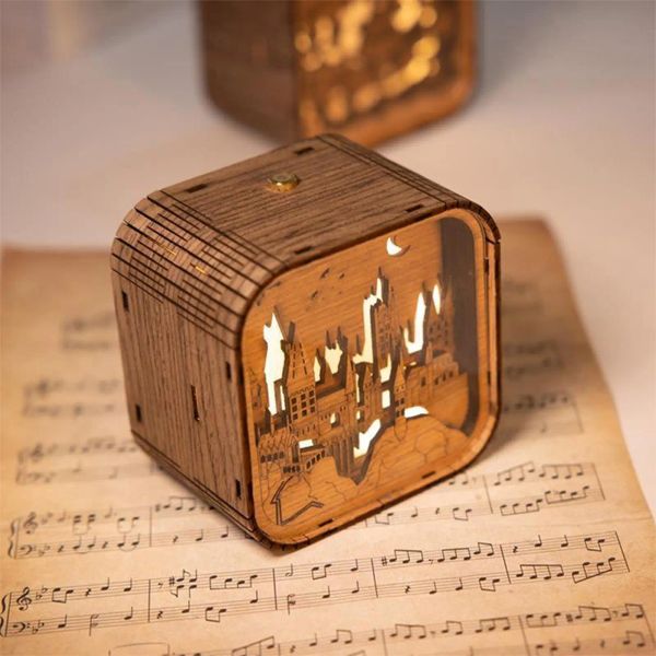 Hölzerne, beleuchtete Musikbox, handgefertigte Vintage -Holz -Musikbox, Zaubererschule, leuchtende magische Schule.Geschenk für Baby