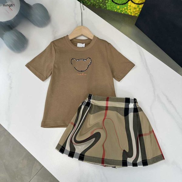 23SS etek Seti Çocuk Tasarımcı Giysileri Kid Setler Kızlar Yuvarlak Boyun Saf Ayı Logo Baskı Kısa Kollu T-Shirt Kafes Yarım Etek Takım Yüksek Kaliteli Bebek Giysileri