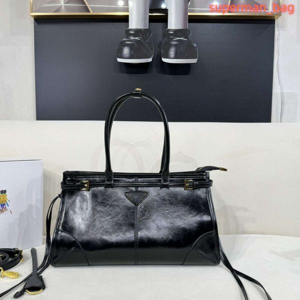 Designerinnen Frauen Cowhide glänzende Leder -Tasche Italien Luxusmarke emaillierte Metalldreiecksumbilder Lady Black Verstellbares Gurt Griff Einkauf Handtasche