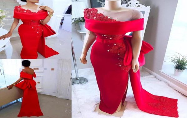 Sheer Hals Saudi Arabisch rote Satin Abendkleider mit Bugschweiß Perlen Perlen Dubai Afrikanische formale Partykleider Seite Split Prom Dre7541794