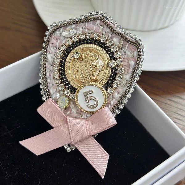 Spille Fashion Vintage Pink Ribbon Numero 5 Accessori di tendenza della spilla Accessori unisex Badge Coat Coat Pins Gioielli