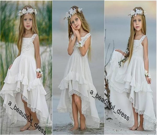 Bohemian High Low Flower Girl Kleider für Strand Hochzeitsbefestigungen Kleider Eine Linie Boho Spitze applizierte Kinder Erste heilige Kommunion Kleid F8044411