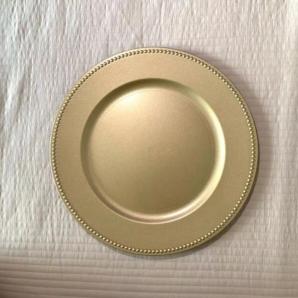 Tavolino da 20 pezzi piatti di caricabatterie in oro in plastica rotonda con perline decorative piatti in rilievo in rilievo