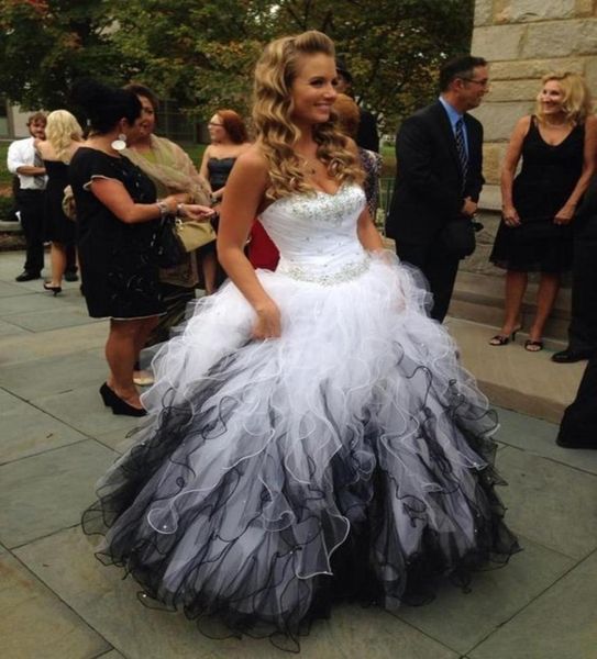 Weiße und schwarze Quinceanera Kleider Schöner Schatz vom Schulterballkleid Debütantendebutante Kleider Organza Rüschen Perlen süß 16 D6004776