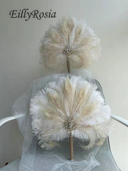 Ventilatore da sposa in pelliccia di piuma di piume Vintage Vintage anni '20 di Feather Feather White and Ivory Strich con spillo a bouquet