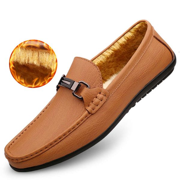 Sapatos de couro casual xadrez masculinos com uma camada superior de couro e feijão de sola para homens.Grande gravado pequeno