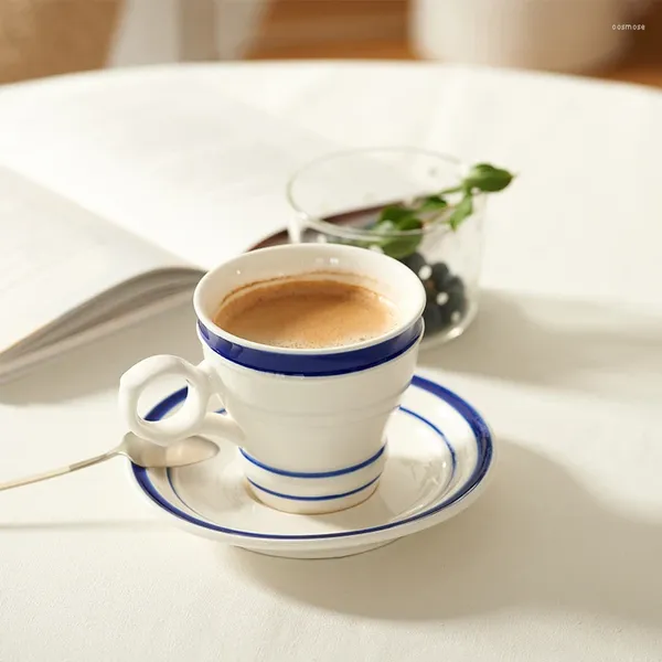 Tassen Untertassen Retro Keramik Tassen Untertasse setzt Kaffee mit Handgiefel Porzellan Tee Getränkware Einfacher Stil Blaues Line Lackiert
