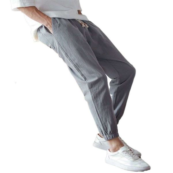 Pantaloni per uomini in primavera e in estate.Pantaloni versatili a corto di lino per uomini in abbigliamento casual.Trend giovanile pantaloni slim traspiranti con piccoli piedi