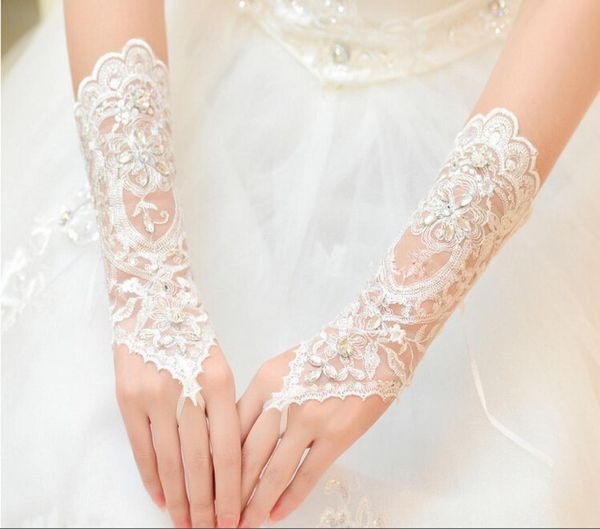 2017 New Bridal Glove Fingerless Hochzeitshandschuhe mit Perlen Whiteivory Hochzeitskleid Elegante Aktienhochzeitszubehör2841222