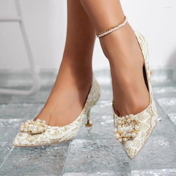 Vestido sapatos 2024 saltos altos de renda brancos mulheres de casamento pontudo bombas de flor de pérolas femininas pérolas de boca rasa salto