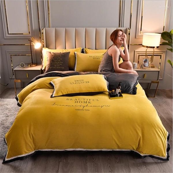 Наборы постельных принадлежностей 4pcs/set Qualtion Flannel Classic Fashion Set Comforter Home Textile Devet Cover Pillw