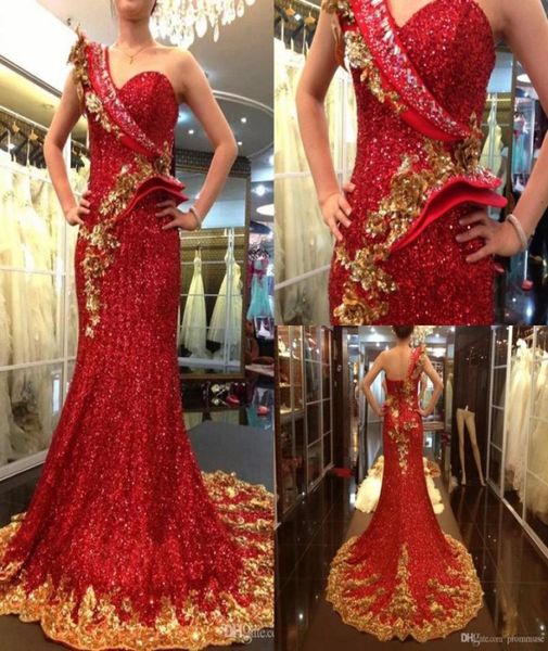 Çarpıcı 2021 Bir omuz uzunluğunda denizkızı payet gece elbiseleri balo elbiseleri boncuklu ünlü altın ve kırmızı gece elbiseleri um70024690340