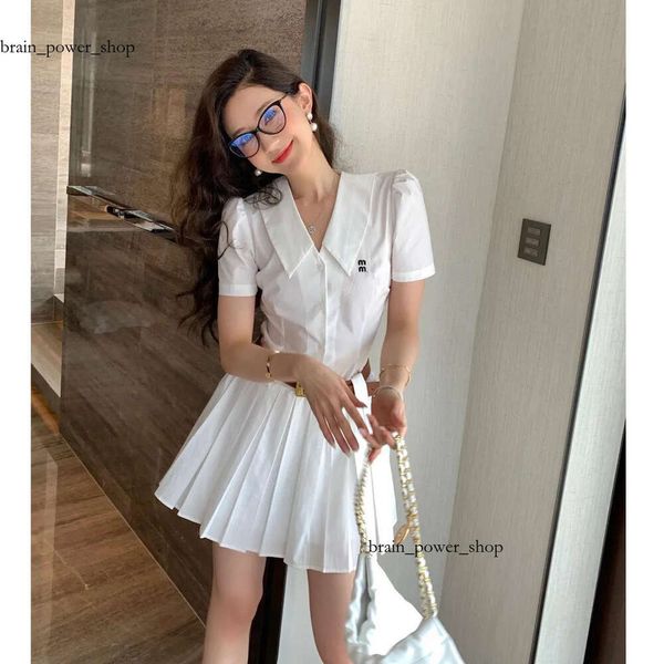 Miui Bag Dress Designer feminino Designer de alta qualidade Camisas de moda de luxo Casual Whitedress Fashion Classic Bordado decote em V com vestidos plissados de cinto 988