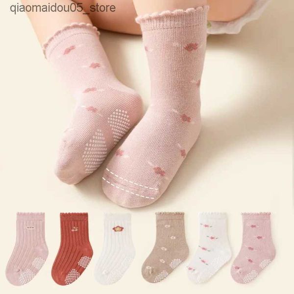 Kids Socken 3 Paar koreanische Kinder weiche und modische Cartoon -Socken Baby Middle Tube Long Socken Jungen und Mädchen lässige Socken Q240413