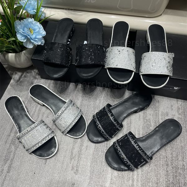 Tasarımcı Sandles Akşam Sandalları Ünlü Tasarımcı Kadınlar Kristal Parlak Daireler Sandal Kaydırıcılar Dişleri Düşük Topuk Moda Sandale Slaytlar Flip Flops Kadın Düz Ayakkabılar