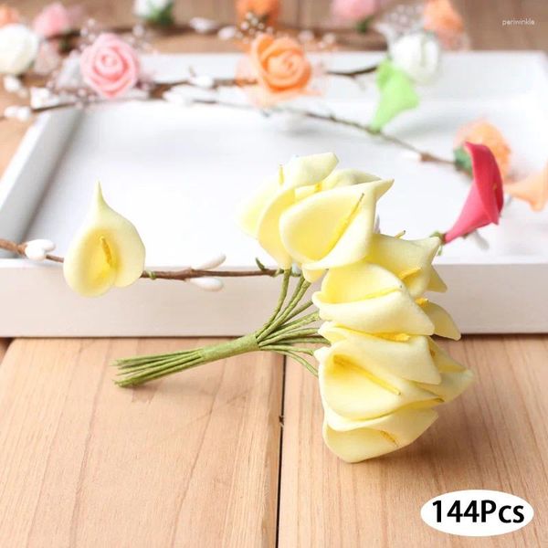Dekorative Blumen 144pcs/Los zartes Mini Calla Lily Künstlicher Schaum für Hochzeits Heimdekoration DIY Scrapbooking Geschenkbox gefälschte Blume