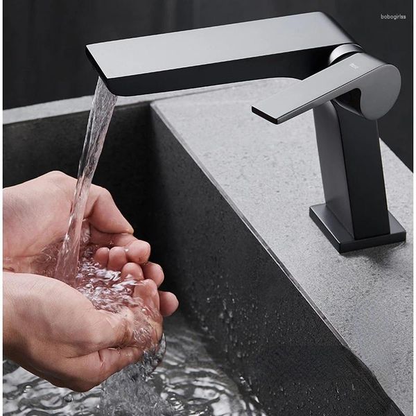 Rubinetti del lavandino da bagno rubinetto bacino Abu-Abu Kuningan Bak Air Terjun Panas Dan Dingin Single Mixer Black Chrome