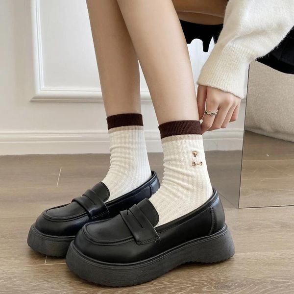 Lässige Schuhe Frauenplattform Britische Weibliche Turnschuhe mit Pelz mit Pelz Slip-on Round Toe modis Oxfords Clogs Preppy SL