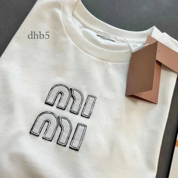 Miuimiu -Shirt Miu Fashion T Shirt Frauen hochwertiger Baumwoll -Rundhals -T -Shirt Stickerei vielseitig lässiger Kurzarm Tshirt Frauen Sommerkleidung Mui Mui 134 125