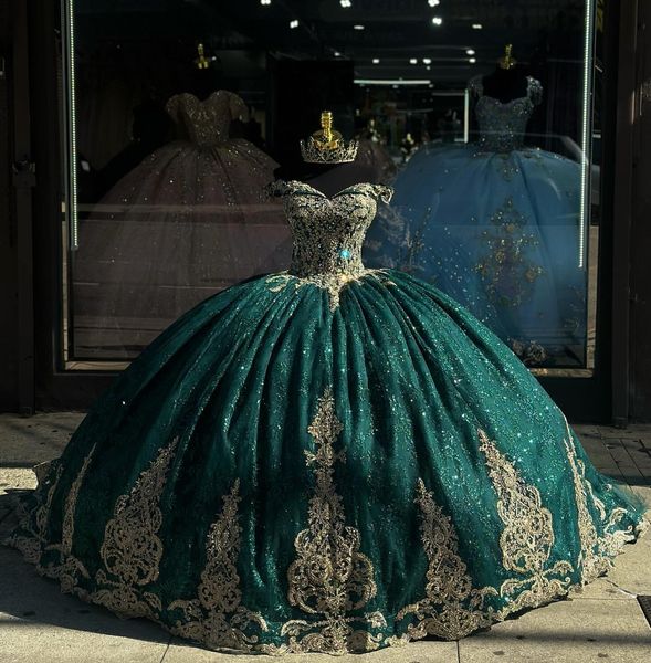 Koyu yeşil prenses elbiseler balo balo kapalı omuz parıltılı payetler vestido de quinceanera altın aplike maskeli balo elbise