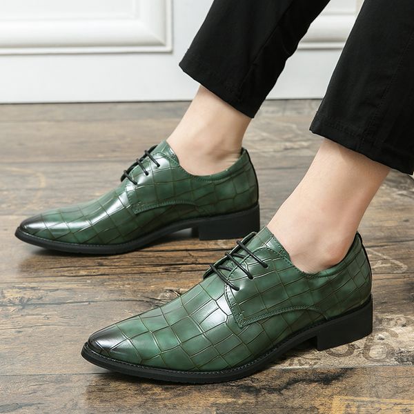 Designer de sapatos de couro de patente verde dos homens britânicos Gentleman Oxfords Vestido de noiva PROM PROMOME