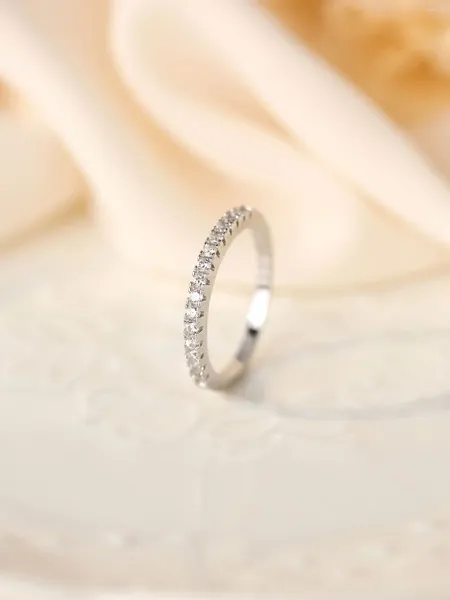 Clusterringe verkaufen reine 925 Silber -Frauenkreis Ring, eingelegt mit einer Reihe von Zirkon -Exquisite im minimalistischen Stil