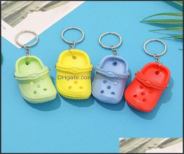 Keychains Modezubehör 20pcs gemischte Farben 3D Mini 7,5 cm Eva Beach Hole Little Schuh Schlüsselbeutel Keyring Auto Handtasche Schlüsselkette CH5429136