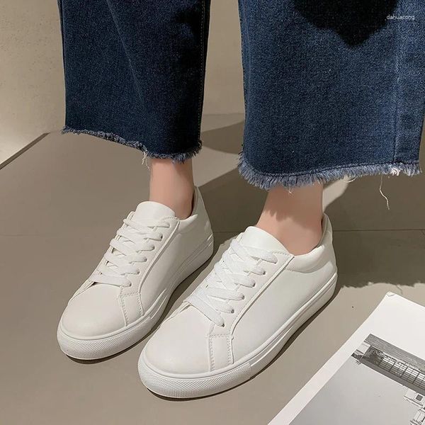 Scarpe casual femminile Sports Fashion Vulcanize Spring Autumn Classic Solid Color PU in pelle White Tennis Walk Run Sneaker di base