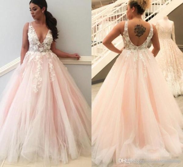 2018 Mergulhando v pescoço rosa blush temático vestidos de noiva uma linha aberta para trás tiras apliques pétalas longa verão praia gow1128530