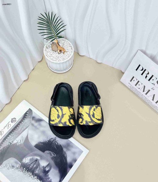 Popular Baby Slippers Yellow Pattern Design Sapatos infantis Tamanhos 26-35, incluindo Shoe Box Sandal