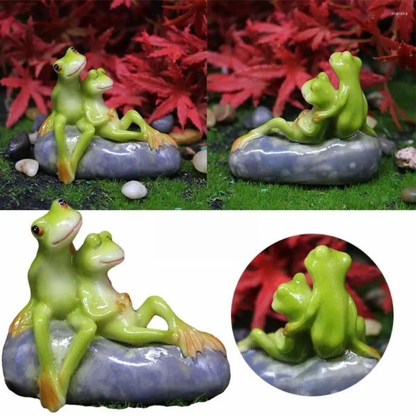 Decorações de jardim Cartoon Casal Frog estátua realista Sweet Sentação de escultura de resina artesanal Ornamentos ao ar livre pátio