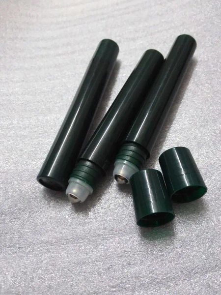 Bottiglie di stoccaggio 10 ml rotolo verde scuro sulla bottiglia per crema per gli occhi/lozione/lucidalabbra/olio labbro/sfera in acciaio siero contenente plastica