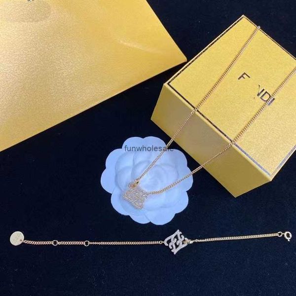 2024 Fenjia Letter F Acqua Diamond Twisted Chainlace Versione alta Materiale in ottone Catena di maglione di moda