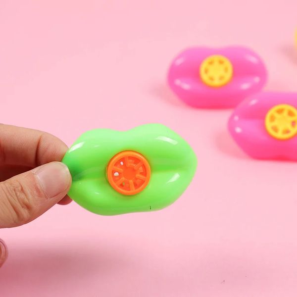 10 pezzi di fissaggio di labbro in plastica divertente giocattolo musicale per bambini per bambini fischio noisemaker regalo di compleanno educativo 240408