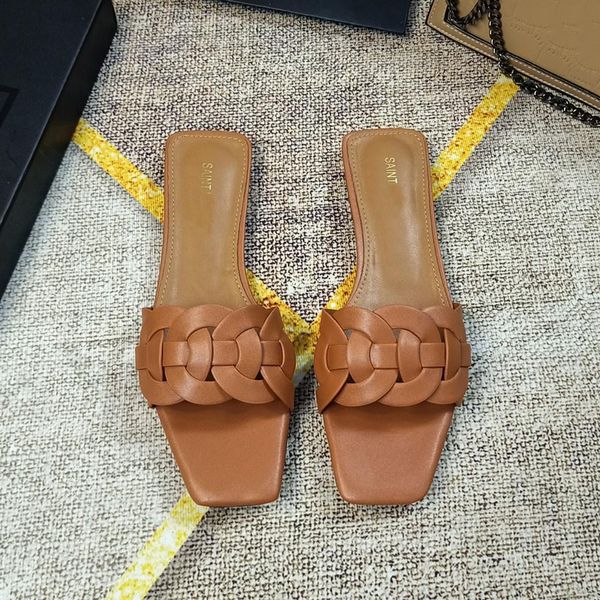 Designer Slifori Donne Tribute Slides Sandal Sl Slifori Piccella Piatti Piatti Muli Muli Tannies Brane in rilievo di lusso in rilievo Sliders Scialne Sandalo