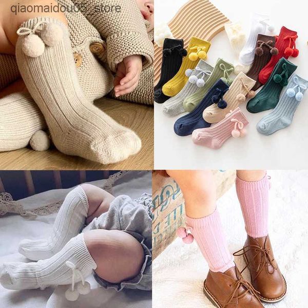 Crianças meias Novo outono Inverno pré -escolar Girls Cotton Socks Knee High Baby Meias longas com bola Childrens Christmas Socks Q240413