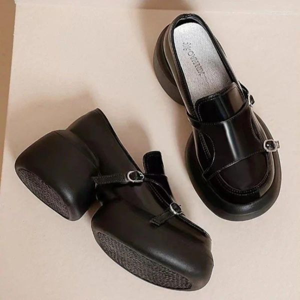 Lässige Schuhe Schwarze Ladung Frauen Plattform Belt Buckle Designer runden Ferse Retro Punk Japanische Patentleder -Party -Mocasines