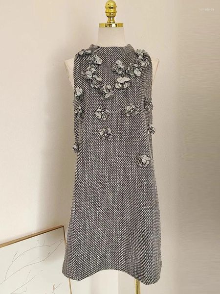 Lässige Kleider Verdejulia 2024 Spring Mini Dress Designer Mode ärmellose elegante Tweed Schneiden 3D Blumensticker Diamanten Weste