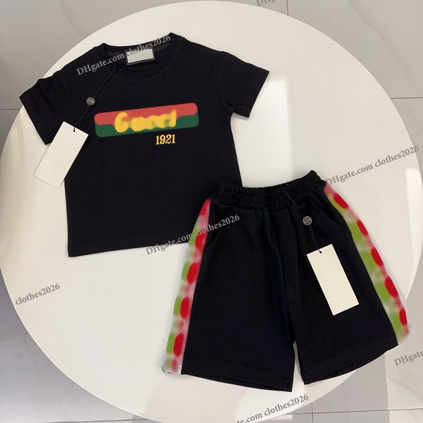 Çocuk Giyim Setleri Erkek Kız Bebek Takipleri Takım Mektuplar Baskı 2 PCS Lüks Tasarımcı Tişört Kısa Pantolon Takımlar Chidlren Rahat Spor Giysileri Üstler Moda Bebek Kırmızı Tee