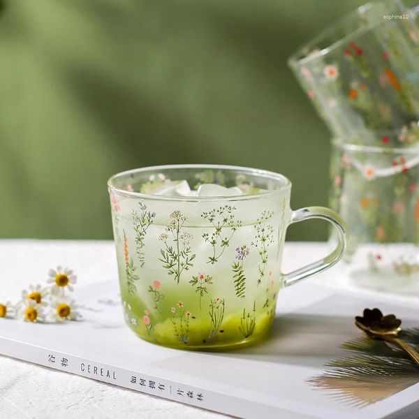 Винные бокалы летние свежие высокопроизводительные чашки молока зеленые растения деревье