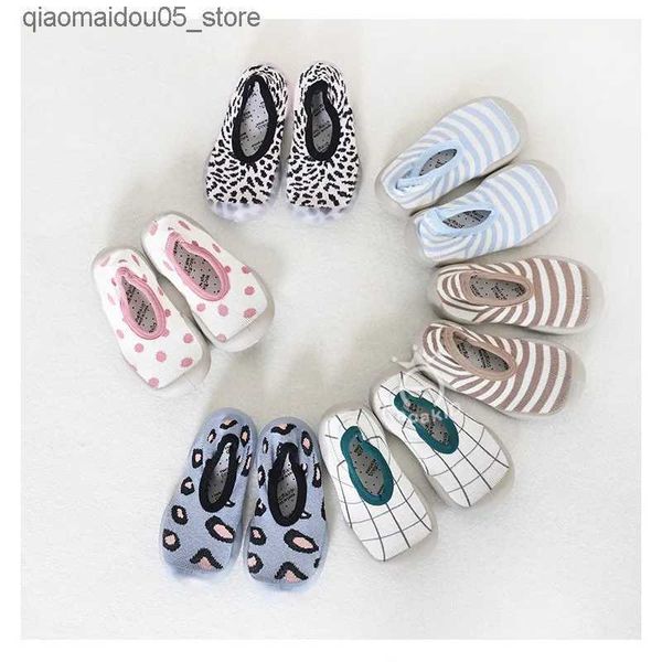 Tênis sapatos de meia de bebê sapatos de bebê de bebê fofos sapatos de meia de algodão impressos para meninos e meninas infantil anti -slip de primeiro passo Q240413
