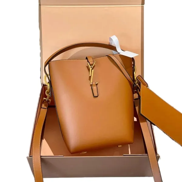 Lässige Umhängetasche Handtaschen Designer -Tasche Metall Buchstaben mit goldenem Beutel mit hoher Kapazität mit hoher Kapazität Crossbody Back Braun schwarz modisch TE041 C4