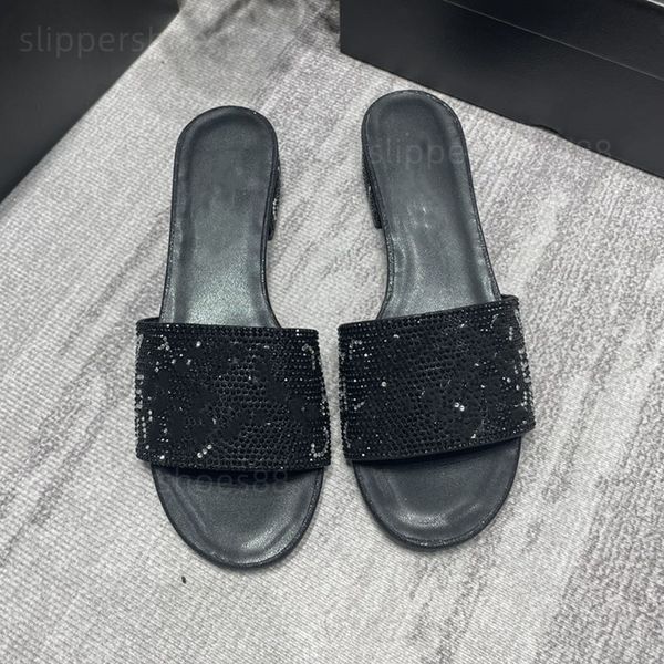Tasarımcı Sandallar Kristal Sandles Kadınlar için Tasarımcı Parlak Akşam Daireleri Sandal Kaydırıcılar Dişleri Düşük Topuk Moda Slaytları Sandalet Flip Flops Kadın Düz Ayakkabıları