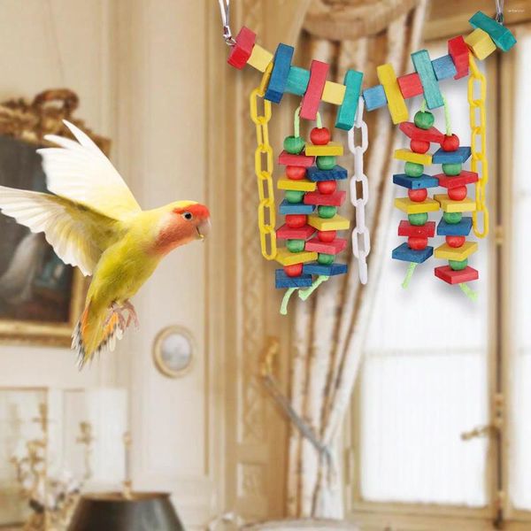 Outros pássaros abastecem blocos de madeira multicoloridos rasgando brinquedos de papagaio para mascar brinquedos para grandes pássaros médios macaws cacatuas cinzentas africanas