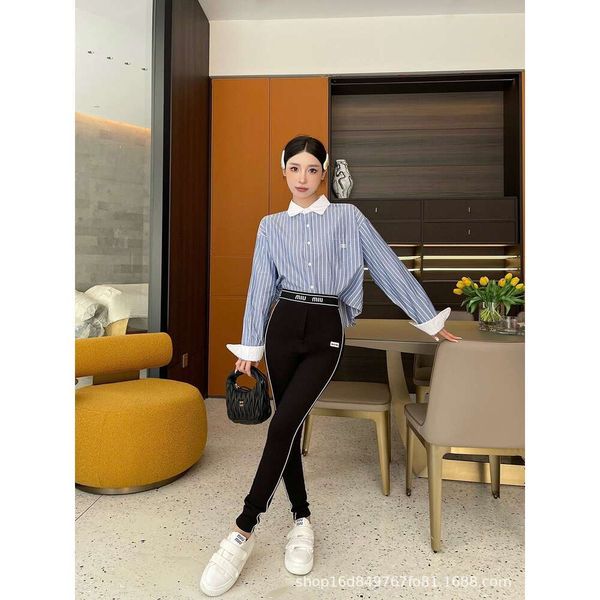 Frauen -Leggings früh Herbst Nischendesign Trendy Brand gestickte schwarze Hose erscheinen schlank, vielseitig, hohe Dehnungs -Leggings